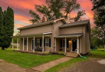 Renovated 4-bedroom home in Ohio Wine Country has Balcony rooms
