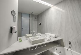 Sea You Hotel Port Valencia has rooms with a private hot tub