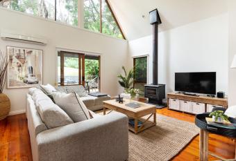 Collins Street House in Red Hill has Balcony rooms