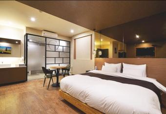 Hotel 101 has Smoking rooms