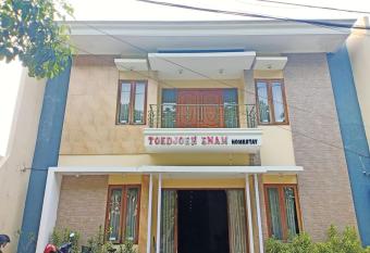 Toedjoeh Enam Homestay Syariah allows 18 year olds to book a room