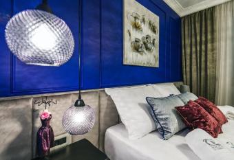 DiVine Luxury Apartment Blue has Balcony rooms