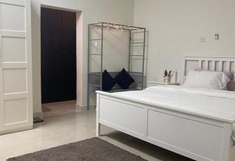 3 Bedrooms With Lovely Front Yard allows 18 year olds to book a room