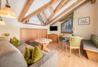 Haus zur Vogelweide App 5 has Balcony rooms