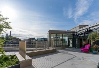 Roomzzz Edinburgh has Balcony rooms