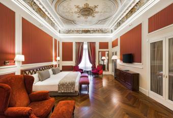 Catalonia Las Cortes has Smoking/Balcony rooms