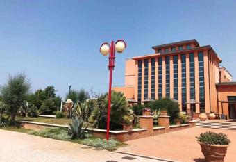 Tirrenia Stella Maris, con accesso spiaggia allows 18 year olds to book a room