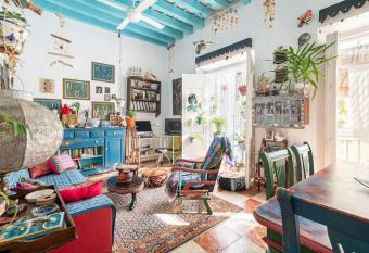 Habitaciones La Pepa allows 18 year olds to book a room