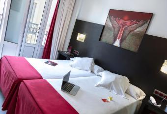 Hotel Del Pintor has Balcony rooms