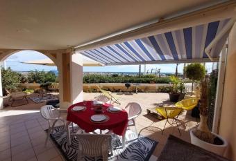 Cosy appartement Les pieds dans le sable allows 18 year olds to book a room