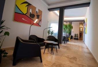 Hostal 170 has Balcony rooms