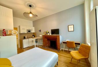 Suite Clovis - 1 allows 18 year olds to book a room