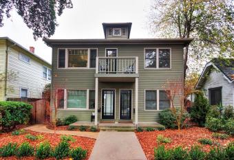 Charming 2Bed French Colonial Apartment in Desirable Midtown Sacramento has Balcony rooms