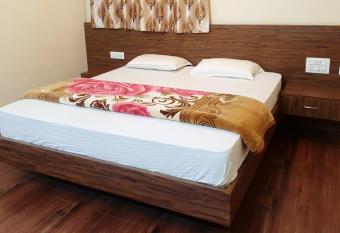 Golden Memoir Rooms & Food has Balcony rooms