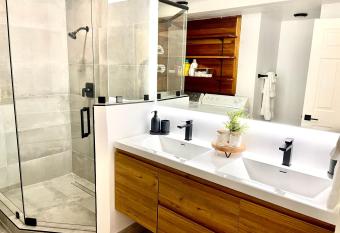 Cozy 2-Bedroom condo with hot tub & free shuttle has Balcony rooms