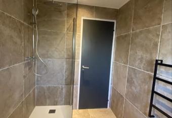 L escale Romantique allows 18 year olds to book a room