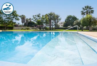 Apartment Santorini by Algarve Vacation allows 18 year olds to book a room