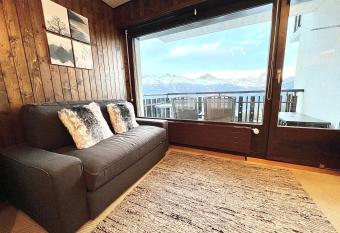 Cosy Studio for 5 near ski lift, Les Gentianes allows 18 year olds to book a room