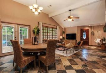 New Comfy stylish Home w/ fast wifi & Backyard has Balcony rooms