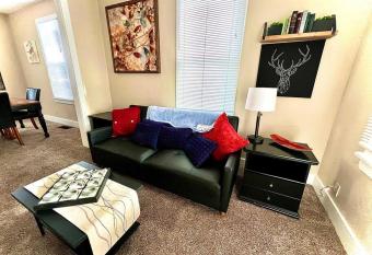 Cozy cottage in the heart of the big city- dog friendly allows 18 year olds to book a room