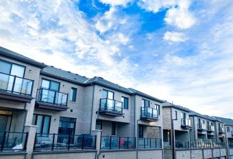 Elegant Shared Townhouse Next to Beach & Go allows 18 year olds to book a room
