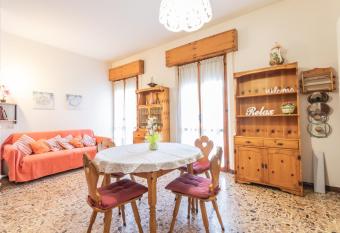 Appartamento ampio per famiglie vicino al mare has Balcony rooms