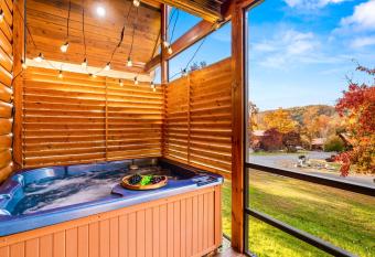 Bear Tracks has rooms with a private hot tub