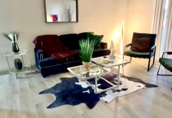 Posh Updated Apt -Truist Park -Atlanta Braves- Free Parking allows 18 year olds to book a room