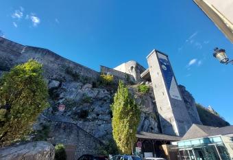 STUDIO MEUBL   AU PIED DU CHATEAU allows 18 year olds to book a room
