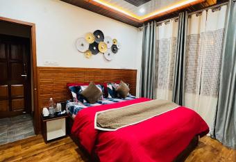 BHATI NIWAS has rooms with a private hot tub