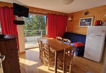 Appartement au pied des pistes et du park nordique has Balcony rooms