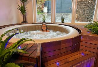 Maison en pleine nature avec Jacuzzi allows 18 year olds to book a room