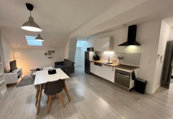    La R  sidence Du Ch  teau    allows 18 year olds to book a room