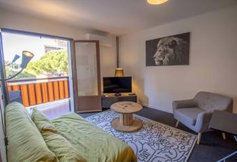 Beautiful 34m with terrace in Saint-Rapha  l has Balcony rooms