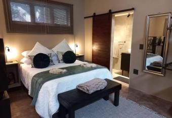 Stacey s Cornerstone Studio Apartment has Balcony rooms