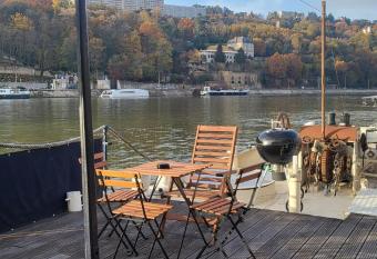 P  niche atypique et idyllique    Confluence has Balcony rooms