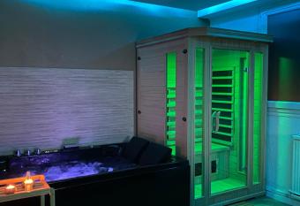 Illimit  s Jacuzzi Spa Bain    Remous int  rieur, Sauna int  rieur, Parking r  serv  , Vue et Acc  s Parc, Prestations Uniques, 1er   tage has Balcony rooms