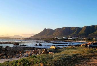 Adorable 2 Bedroom Cottage with spacious veranda has Balcony rooms