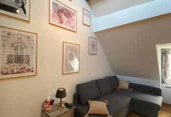 Au Nid douillet allows 18 year olds to book a room