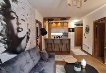 Merlin 22 DeLux allows 18 year olds to book a room