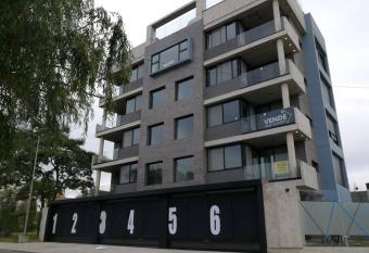 Depto. en Costanera frente al rio 2 a 4 personas has rooms with a private hot tub