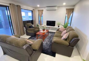 Lovely 4-bedroom Holiday home with free parking. has Balcony rooms