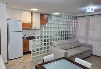 Apartamento encantador com piscina e garagem has rooms with a private hot tub