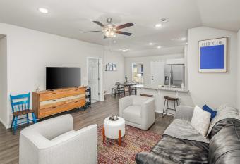 Starling House - Kid-Friendly Home Near Campus has Balcony rooms