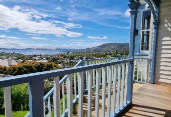 Hill House Hobart - Charming home, stunning views close to city has Balcony rooms