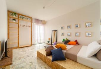 Living Florinda Apt. (3  to Airport, 9  to Center) has Balcony rooms