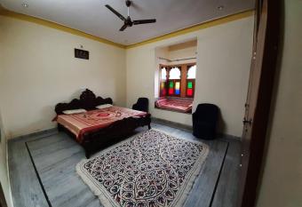 THE NEECHLA BAGH has Smoking/Balcony rooms