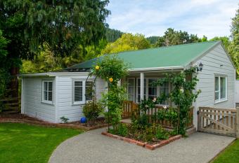 Birdsong Cottage has Balcony rooms