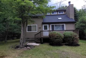 Pocono House in a private community 4 pools, Lake. has Balcony rooms