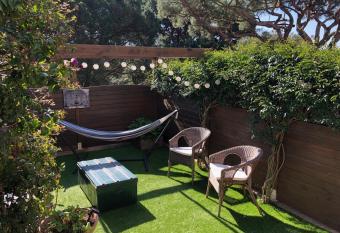 JOLI MAZET GASSIN allows 18 year olds to book a room